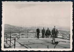 cca 1940 Munkácsi városkép a vár teraszáról, előtérben egy készenlétben álló golyószóróval, hátoldalon feliratozott fotó, 5,5×8,5 cm