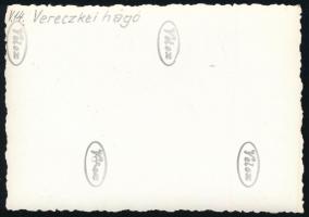 cca 1940 A Vereckei-hágó, előtérben egy katonai őrházzal, hátoldalon feliratozott fotó, 6×8 cm
