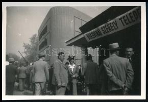 cca 1941 A bukovinai székely telepesek pavilonja a Budapesti Nemzetközi Vásáron, fotó, 6×9 cm