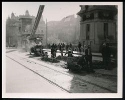 cca 1935 Budapest, kockakövet raknak le a Ferenc József hídon, háttérben a 44-es villamossal és a Gellért Szállóval, 4,5×6 cm