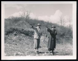 cca 1935 Pisztolylövők az erdei tisztáson, fotó, 4,5×6 cm