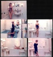 Erotikus fotósorozat fürdőszobában, 14 db színes fotó, 9×12 cm