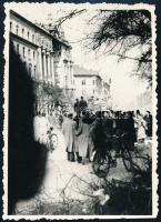 1956 Budapest, életkép a forradalomból, fotó, 8,5×6 cm