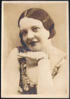 cca 1920 Hölgy portréja, pecséttel jelzett fotó egy trencséni műteremből, 14,5×10,5 cm