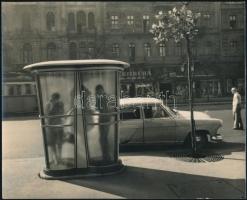 cca 1960 Budapest, telefonfülke utcaképpel, sajtófotó, 13×16 cm