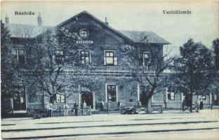 1939 Bánhida (Tatabánya), Vasútállomás, vasutasok. Krakovszky András felvétele (EK)