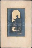 cca 1930 Hölgy ellenfényben, kartonra ragasztott fotó, 8×5 cm