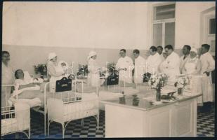 cca 1930 Orvosi vizit a szülészeti osztályon, pecséttel jelzett fotó Diskay műterméből, sarkán törésnyom, 11×17,5 cm