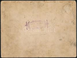 cca 1900 Söröző társaság, Dreher Ászok Seres hordóval, kartonra kasírozott fotó, 12×16 cm