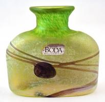 Boda szakított üveg váza, anyagában színezett, jelzett, apró kopásnyommal, 6×3×6 cm