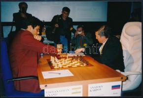 Anand és Karpov sakk világbajnokok küzdelme eredeti fotón 14x9 cm