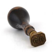 Monogramos fanyelű réz pecsétnyomó  8 cm