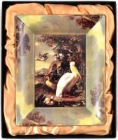 Madaras jelenettel díszített porcelán dísztál, matricás, jelzett, hibátlan, eredeti dobozában, 19×15,5 cm