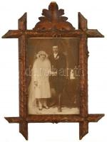 cca 1920-1930 Fiatal pár esküvői fotója, fa keretben, 20×13 cm