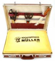 Kochtopfhaus Müller étkészlet késkészlettel, ollóval, stb. hiánytalan, számzáras aktatáskában, 44×31...
