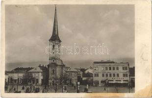 1947 Érsekújvár, Nové Zámky; Fő tér, templom, Népbank részvénytársaság, Barsmegyei népbank, Heitler és Singer üzlete / square, church, banks, shops (fl)