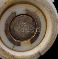 Festett kerámia borsdaráló, fém szerelékkel, alján sérüléssel, m: 17,5 cm