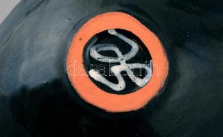 Gorka Lívia (1925-2011): Fehér csikós tálka, festett mázas kerámia, máz alatti hajszál repedésekkel,...