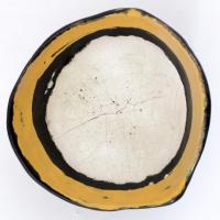 Gorka Lívia (1925-2011): Sárga csikós tálka, festett mázas kerámia, máz alatti hajszál repedésekkel,...