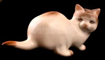 Zsolnay cica, kézzel festett, jelzett, apró kopásnyomokkal, h:10 cm, m: 5 cm