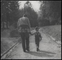 Reismann Mariann (1911-1991): Séta a nagypapával, feliratozott fotó, 23×24 cm