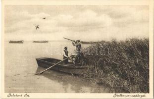 Balaton, Vadkacsa vadászat, vadász puskával egy csónakban
