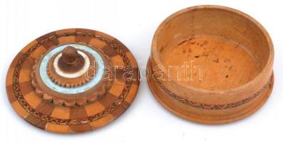 Intarziás fa dobozka, festett, d: 14,5 cm