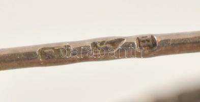 Ezüst (Ag) bross, szintetikus kővel.
jelzett, h: 3,8 × 3,2 cm  bruttó: 15,2 g