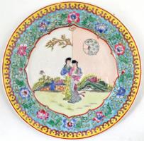 Jelzett kínai Famille rose tányér, kézzel festett, kopás nyomokkal, d: 26 cm