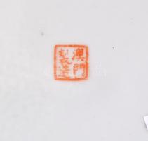 Jelzett kínai Famille rose tányér, kézzel festett, kopás nyomokkal, d: 26 cm