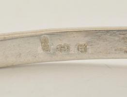 Ezüst (Ag) nyitható karperec,biztosítólánccal, szintetikus kővel.
jelzett, h: 6,8 × 5 cm  bruttó: 1...