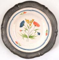 Kézzel festett jelzett francia fajansz tányér, jelzett ón peremmel, apró kopásnyomokkal, d:19,5 (23 cm)