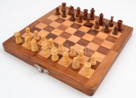 Fa sakktábla, fa figurákkal, jó állapotban, 20×20×3,5 cm