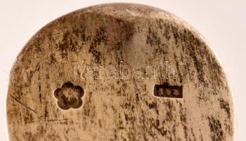 Ezüst (Ag) 2 kanál, 1 villa, azonos monogrammal ellátott, használatból eredő enyhe kopással
jelzett...