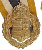 ~1930-1940. Magyar koronás címer a Turul Szövetség egyetemi szervezetének tricolor szalagján T:1-