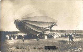 Berlin, Tegel Airport, Landung des Zeppelin / airship. photo