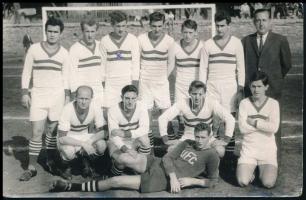 cca 1970 Újpest FC csapata, rajta Dunai III Edével, 9x13,5 cm