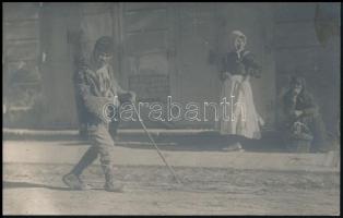 cca 1920 Idős szegény ember fotója, fotólap, foltos hátlappal, 13,5x8,5 cm
