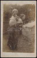 cca 1910-1920 Szegény asszony, gyermekével, fotólap, felületén kopás- és törésnyomokkal, 13x8 cm