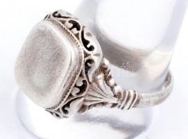 Ezüst(Ag) pecsétgyűrű, jelzett
méret: 64 nettó 12 g