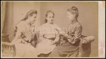 cca 1900 Fiatal lányok az édesanyjukkal, portréfotó, keményhátú fotó Koller tanár utódai, Bp., műterméből, kopásnyomokkal, 11x20 cm