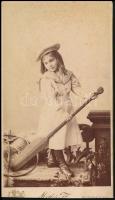 cca 1900 Kislány portréja hajólapáttal,keményhátú fotó, Bp., Mai és Társa műterméből, az alsó szélén vágott,19x11 cm