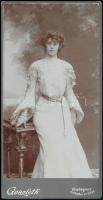 1903 Divatos hölgy portréja, keményhátú fotó, Bp., Goszleth műterméből, 21x10 cm