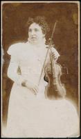 cca 1900 Hegedűs nő, keményhátú fotó, Bp., Kalmár műterméből, a karton alsó széle vágott, 18x10 cm