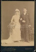cca 1883 Pár esküvői fotója, keményhátú fotó, Bp., Szerdahelyi műterméből, kis kopásnyomokkal a kartonon, 16x11 cm