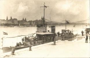 1925 SMS Szeged őrnaszád (monitorhajó) télen Budapesten. Dunai Flottilla / Donau-Flottille / Hungarian Danube Fleet river guard ship in winter in Budapest. Emke fotószalon, photo