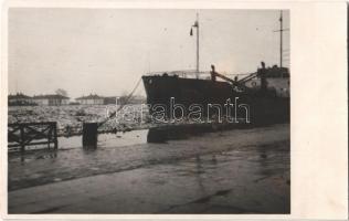 1941 Sulina csatorna, Tisza gőzös jégzajláskor / SS Tisza in winter during ice breaking. photo (ragasztónyom / gluemark)