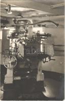 SMS Erzherzog Franz Ferdinand osztrák-magyar haditengerészet Radetzky-osztályú csatahajója, ágyú a hajótestből / K.u.K. Kriegsmarine, SM Schlachtschiff / Austro-Hungarian Navy ironclad warship, cannon from inside the ship. photo