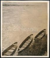 1931 július 25. Kinszki Imre (1901-1945) budapesti fotóművész hagyatékából jelzés nélküli, de a szerző által datált, vintage fotó (Csónakok, ez a szerző által számozott 934. felvétele), 6,3x5,5 cm