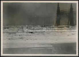 1929. február 26. Kinszki Imre (1901-1945) budapesti fotóművész hagyatékából jelzés nélküli, de a szerző által datált, vintage fotó (Az Erzsébet híd tükröződése a zajló Dunán, ez a szerző által számozott 99. felvétele), albumlap kartonra felragasztva, 5,7x8 cm